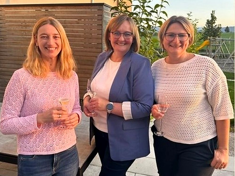 Drei Gäste auf der Terrasse im Abendlicht