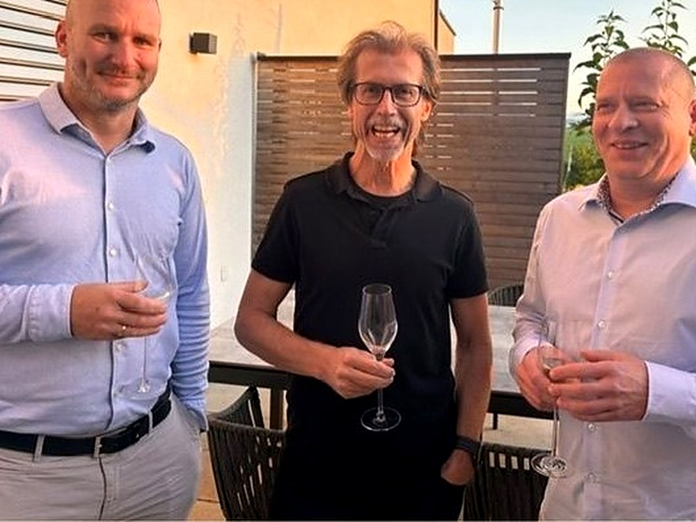 Drei Gäste mit Gläsern auf der Terrasse